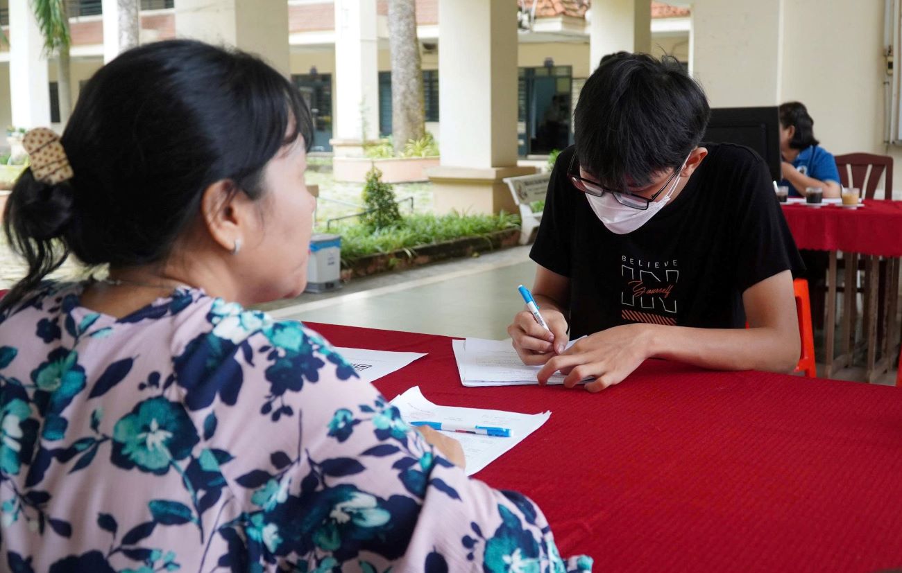 Estudiantes que vienen a realizar tramites y presentar solicitudes de admision adicionales en la escuela secundaria Trung Lap. Foto: Chan Phuc