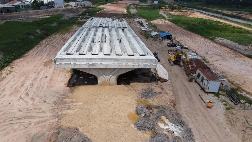 La escasez de materiales de construccion y las fluctuaciones de precios estan afectando el progreso del proyecto de la Carretera Nacional 3 de Ciudad Ho Chi Minh. Foto: Dinh Trong