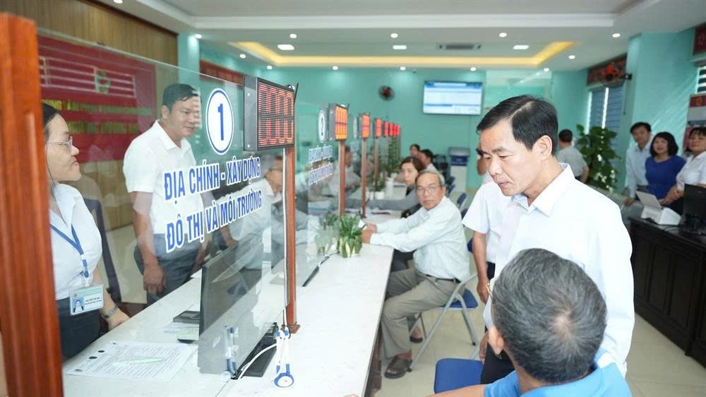 Ong Nguyen Van Phuong - Chu tich UBND TP Hue tham, kiem tra viec thuc hien chinh quyen hai cap o cac xa, phuong. Anh: Van Bon