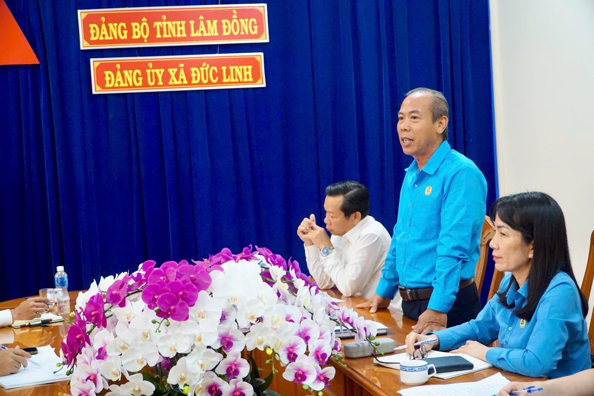 Ong Nguyen Phu Hoang – Pho Chu tich Uy ban MTTQ Viet Nam tinh, Chu tich LDLD tinh Lam Dong lam viec voi Dang uy xa Duc Linh. Anh: Duy Tuan
