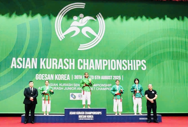 Vietnamese kurash fighter receives medal at the 2025 Asian Championship. Photo: Nguyen Huu
