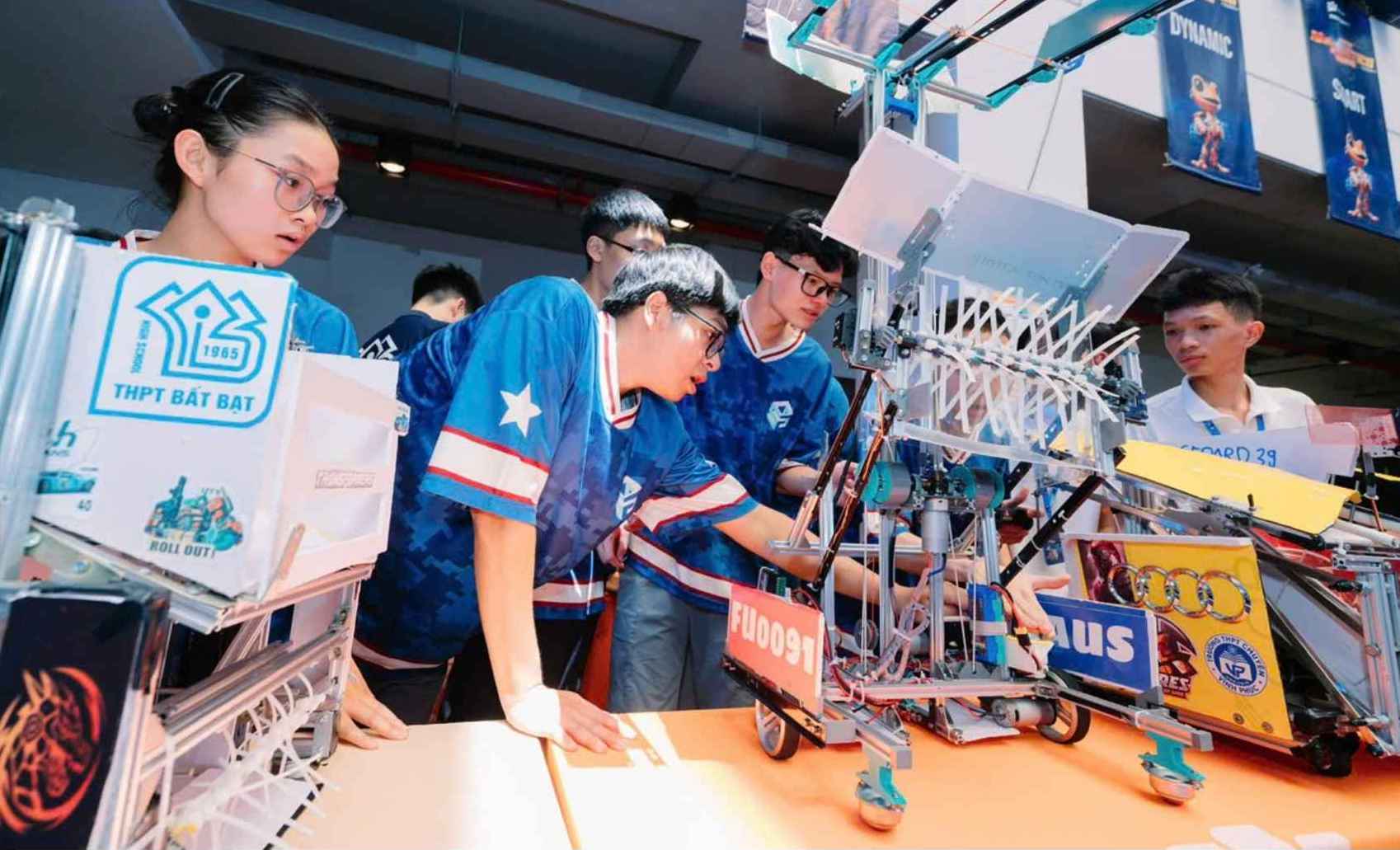 Cac em hoc sinh phoi hop dieu khien robot thuc hien nhiem vu mo phong nong nghiep ben vung trong thoi gian gioi han. Anh: Phuong Anh