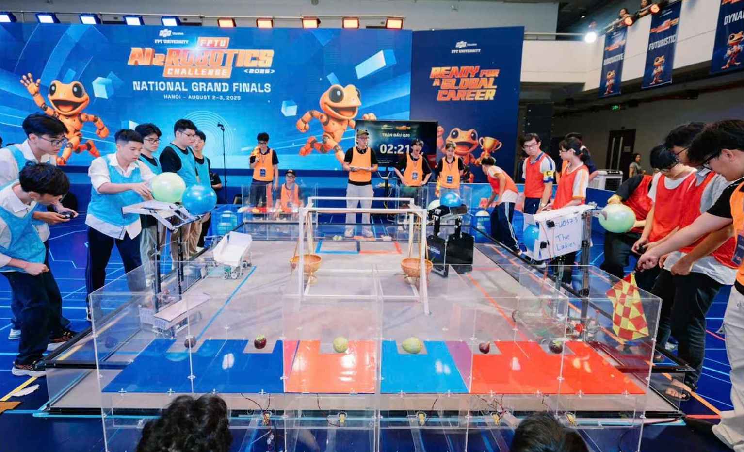 Hoc sinh thao tac nhanh gon voi robot tren sa ban nong nghiep. Anh: Phuong Anh