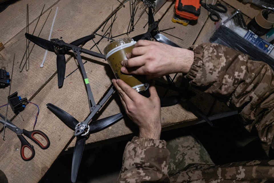 Ukrainian soldiers set up unmanned aerial vehicles (UAVs) before the battle. Photo: AFP