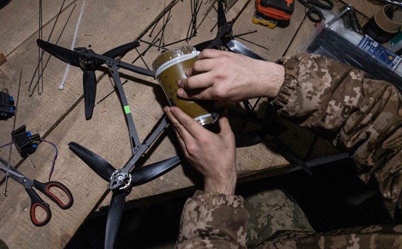 Ukrainian soldiers set up unmanned aerial vehicles (UAVs) before the battle. Photo: AFP