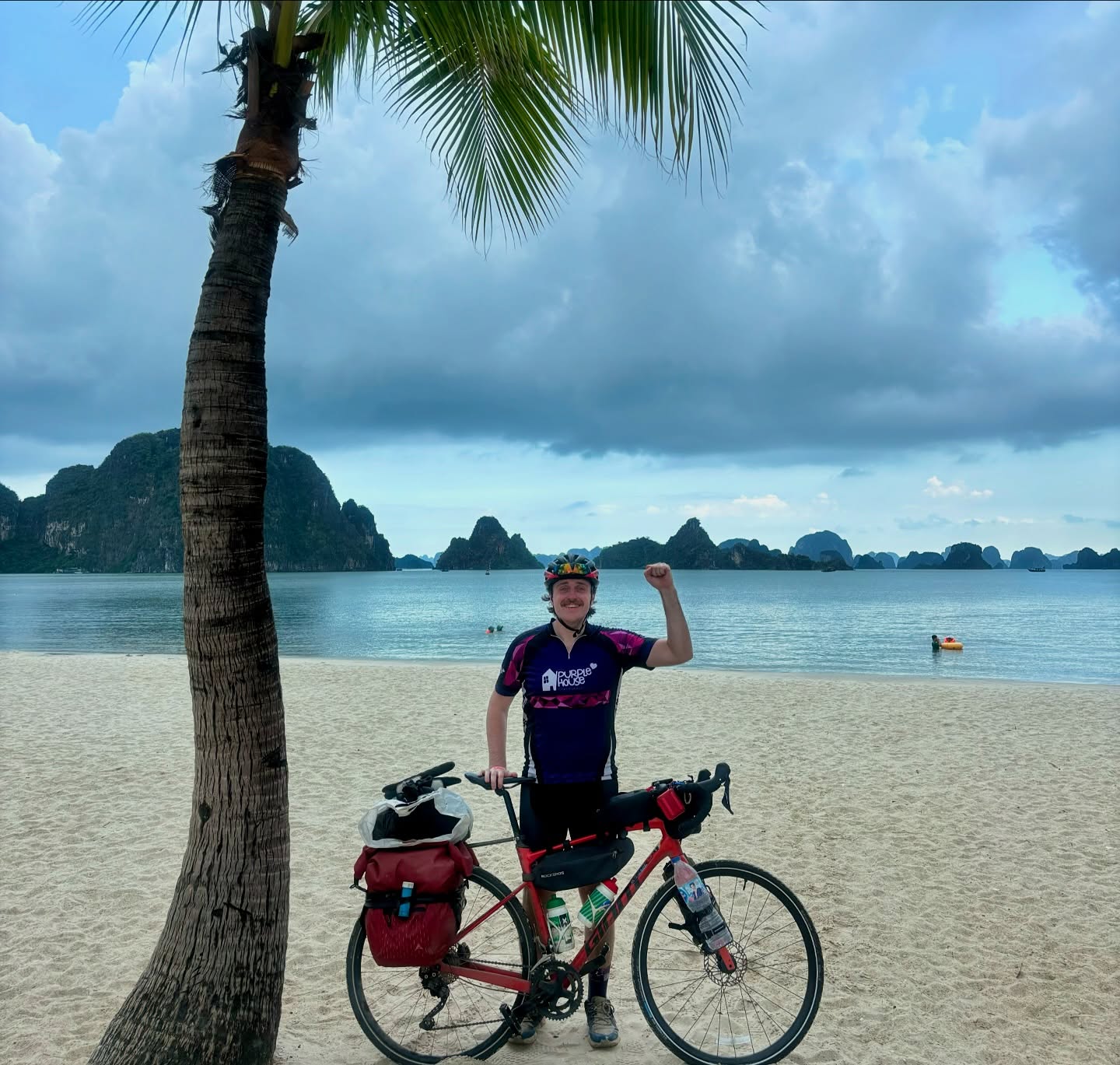 Gavin lua chon Ha Long (Viet Nam) la diem ket thuc chuyen hanh trinh dap xe xuyen luc dia. Anh: NVCC