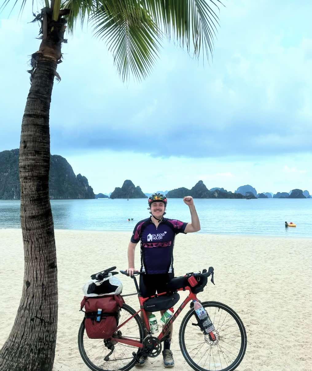 Gavin lua chon Ha Long (Viet Nam) la diem ket thuc chuyen hanh trinh dap xe xuyen luc dia. Anh: NVCC