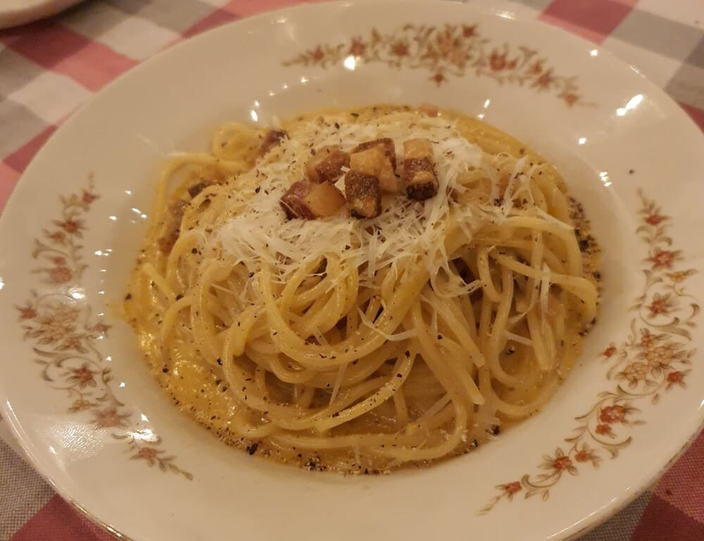 Egg yolk and cheese pasta will be a delicious, nutritious dish for the family on the weekend. Photo: Tuan Dat