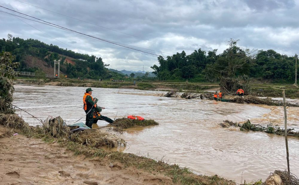 Tai cac dia ban chiu anh huong nang nhat boi dot mua lon, lu quet vua qua nhu tai xa Sop Cop va cac dia ban khac, Don Bien phong Nam Lanh da huy dong toi da luc luong ung cuu.