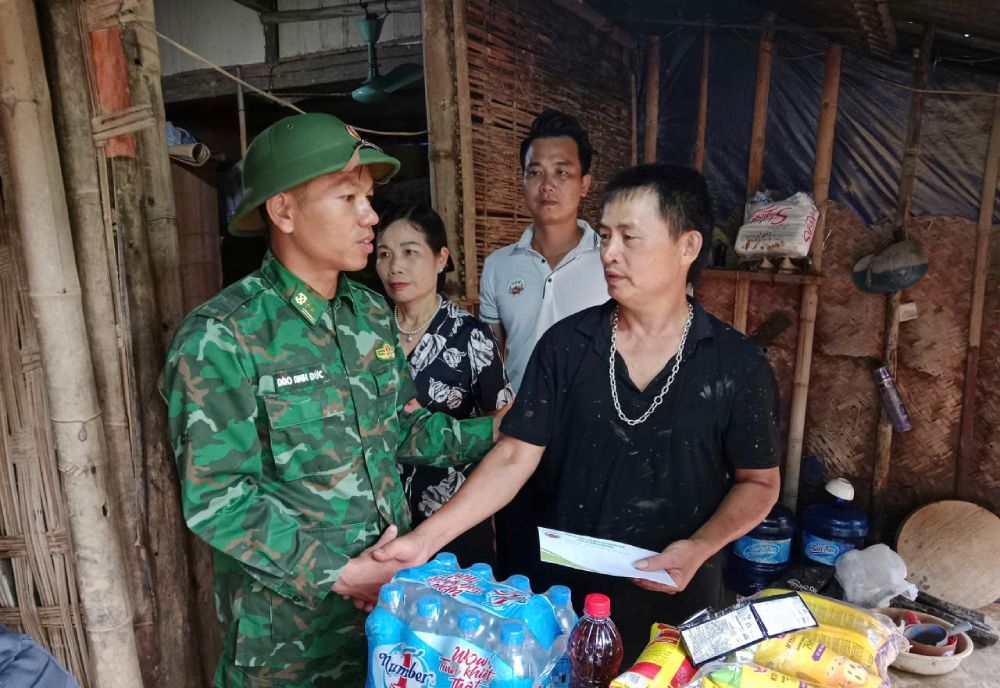 Bo doi bien phong chia se nhung kho khan voi nguoi dan bi anh huong do mua lu.