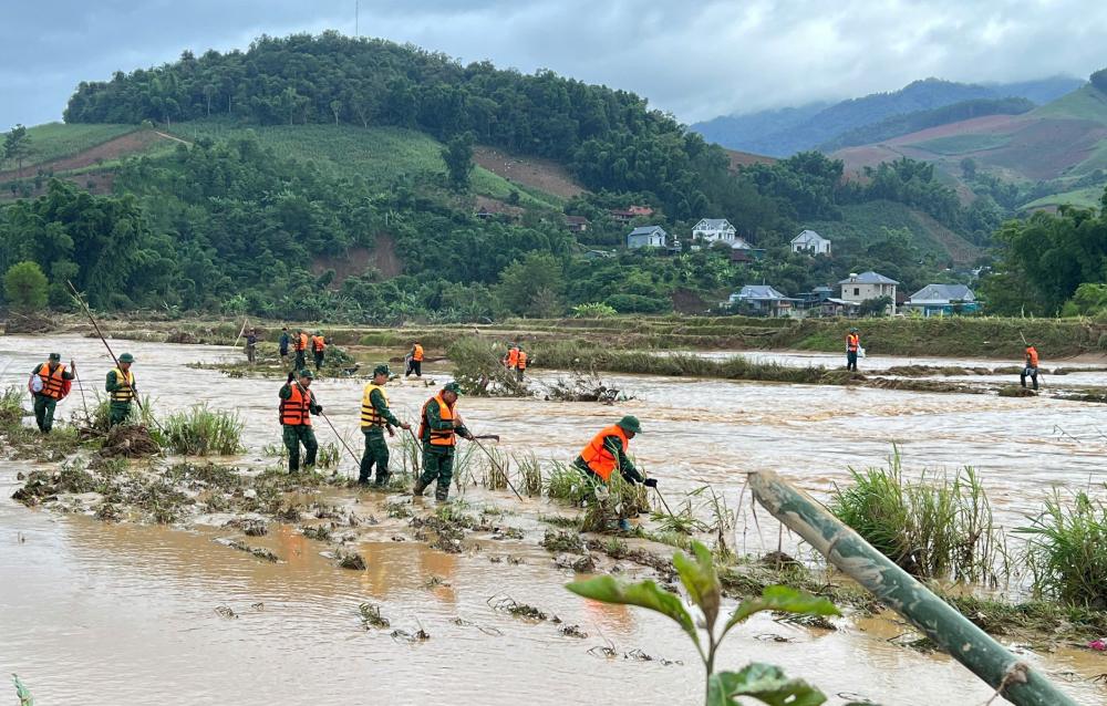 손라성 국경 수비대는 폭우와 홍수를 뚫고 주민들과 함께 자연재해 피해 복구에 나섰습니다. 사진: Vi Hien