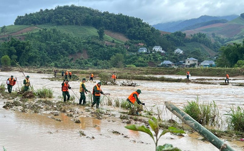 Son La Provincial Border Guard overcomes floods and rains, stands side by side with people to overcome the consequences of natural disasters. Photo: Vi Hien
