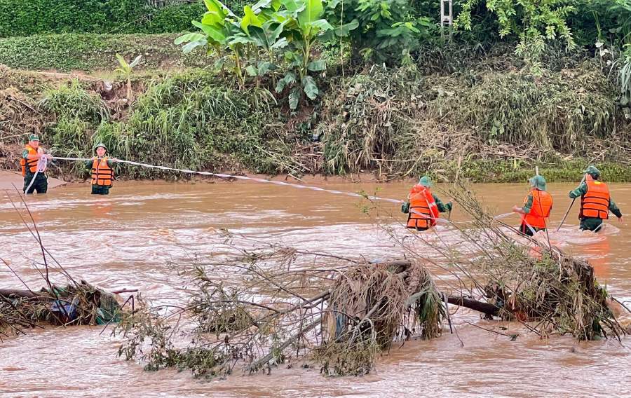 Ngay 3.8, Thong tin tu Bo Tu lenh Bo doi Bien phong (BDBP) cho biet, truoc nhung dien bien phuc tap cua mua lu tai cac xa bien gioi tinh Son La, hang tram luot can bo, chien si BDBP da nhanh chong co mat tai hien truong, ho tro di doi tai san, dam bao an toan tinh mang cho nguoi dan, dong thoi tich cuc giup dan khac phuc hau qua thien tai.