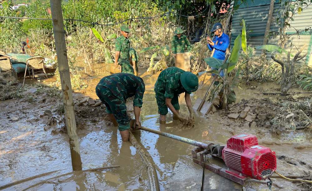 Tai mot so dia ban, ngay sau khi nuoc rut, cac chien si tiep tuc bam dia ban, giup nguoi dan thu don bun dat, dung lai nha cua, khac phuc duong sat.