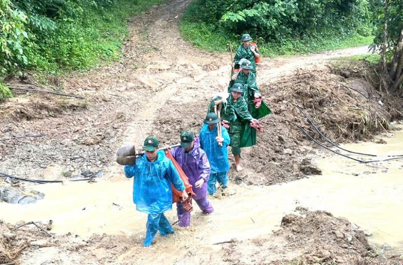 Ngay sau khi nuoc rut, cac chien si tiep tuc bam dia ban, giup nguoi dan thu don bun dat, dung lai nha cua, khac phuc duong sat.