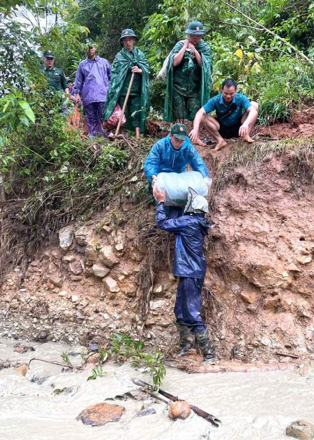 Tung bao gao, luong thuc duoc bo doi Bien phong chuyen den ung cuu ba con vung lu.