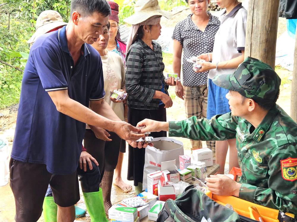 Bo doi Bien phong phat thuoc cho nguoi dan vung bi anh huong do lu lut.