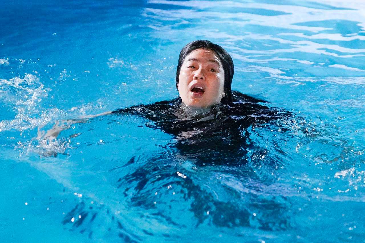 Le Khanh filmed the dangerous scene. Photo: Film crew.