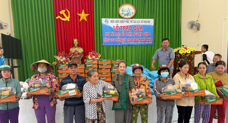 실질적인 선물은 룩시탄면의 어려운 환경에 처한 주민들에게 전달되었습니다. 사진: 호앙록