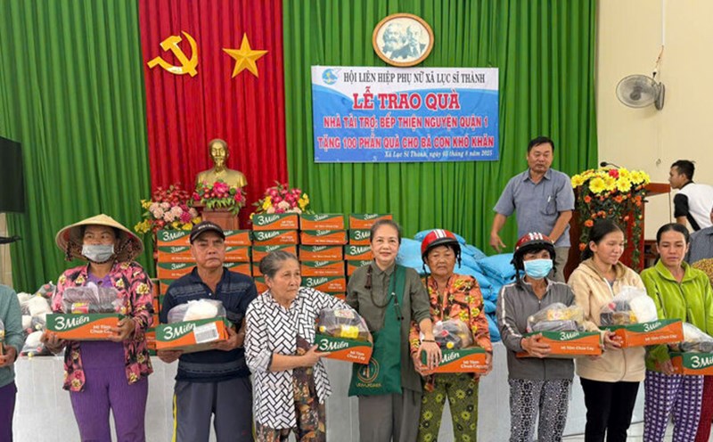 The practical gifts were sent to people in difficult circumstances in Luc Si Thanh commune. Photo: Hoang Loc
