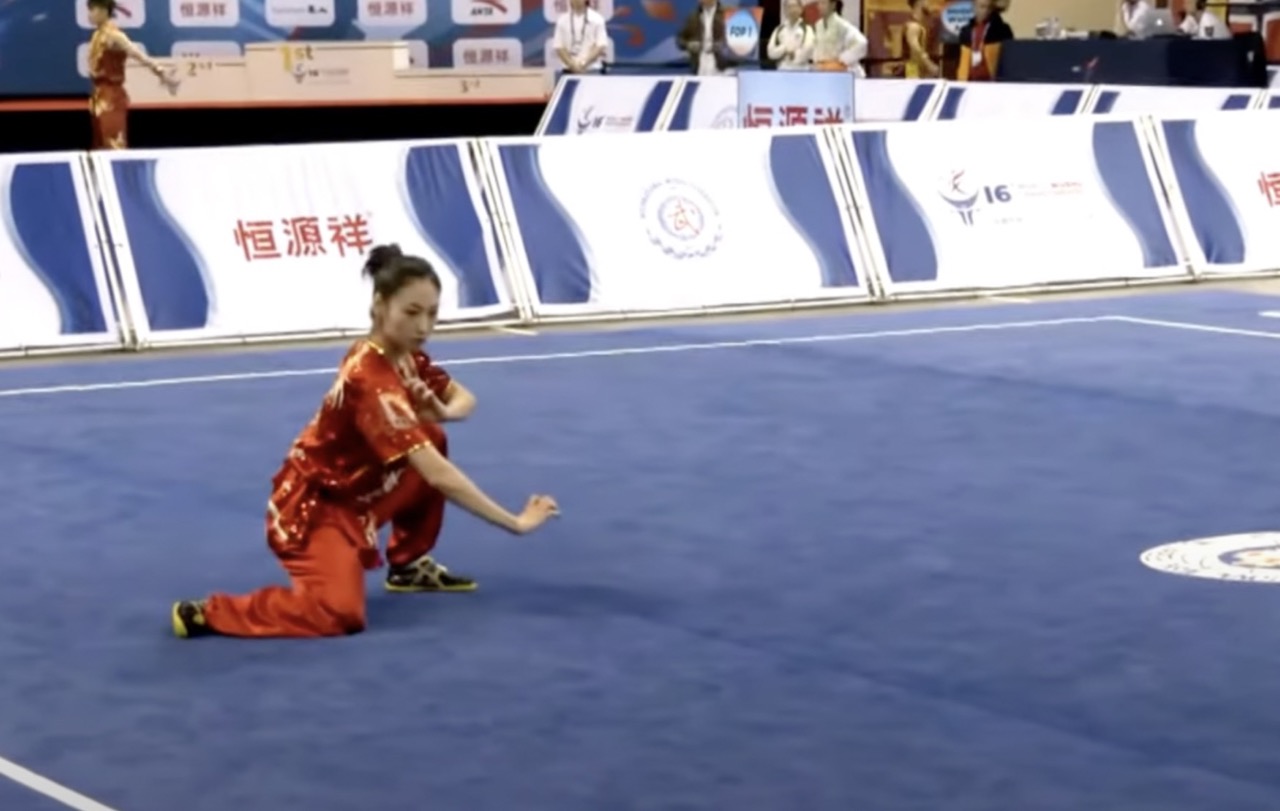 Wushuの選手、Dang Tran Phuong Nhi。ビデオから切り取られた写真。