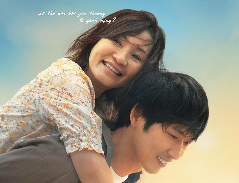 Hong Dao and Tuan Tran in the movie Bringing mother away. Photo: Provided by the manufacturer