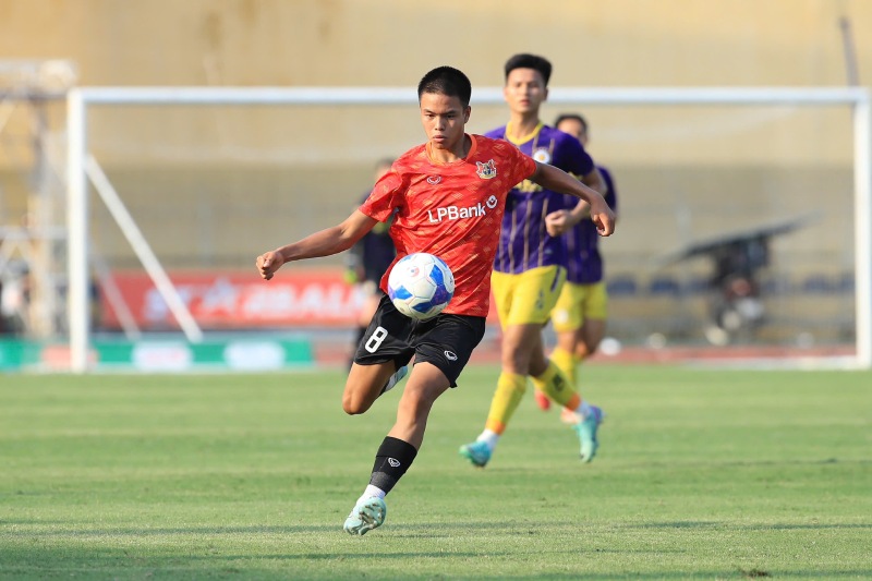 Chung Nguyen Do in the friendly match between Ninh Binh and Hanoi FC. Photo: Minh Dan