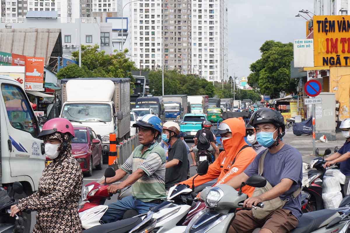 La puerta del callejon occidental ha estado bloqueada durante muchos años los residentes de Ciudad Ho Chi Minh esperan construir un paso elevado para aliviar la congestion