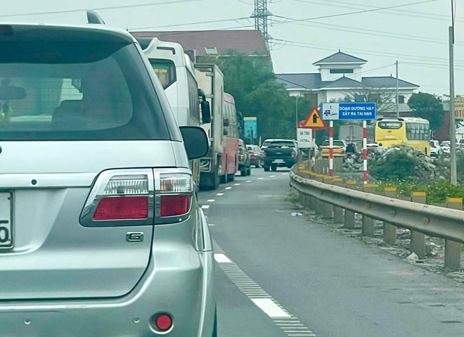Chaque fois qu'il y a un accident des embouteillages prolonges sur la section traversant le pont et les 2 extremites du pont Gianh se produisent frequemment. Photo : Thanh Cuong