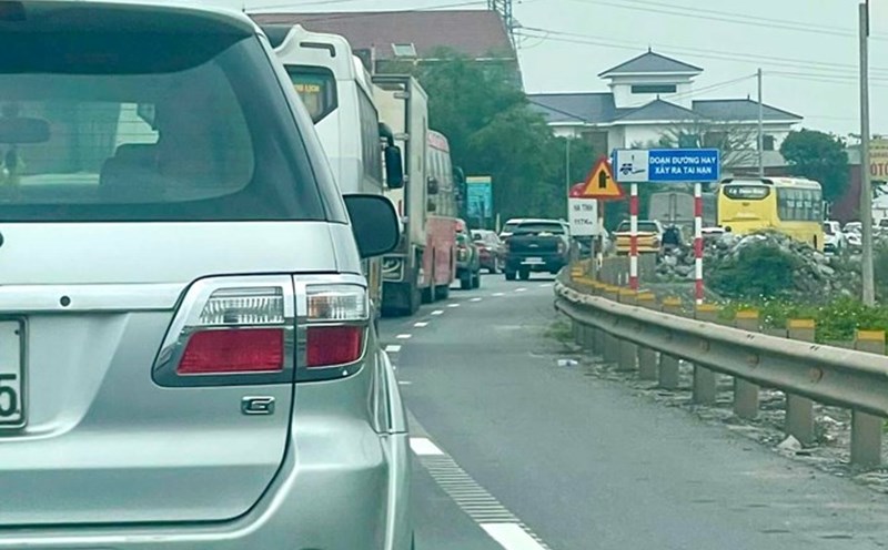 Every time there is an accident, the section across the bridge and the two ends of Gianh Bridge often experiences prolonged congestion. Photo: Thanh Cuong