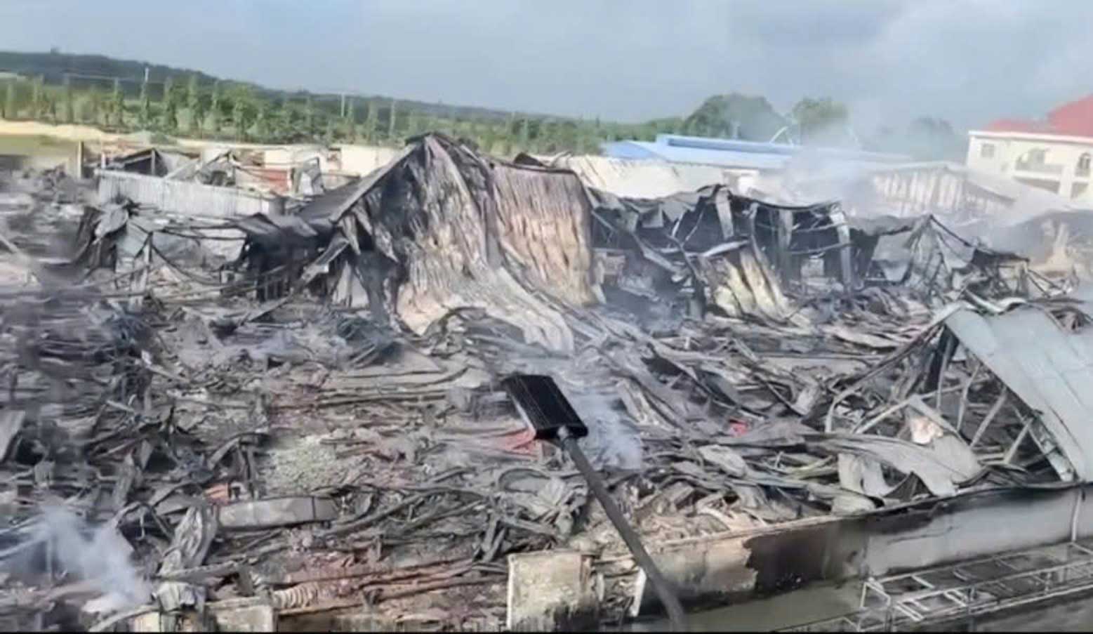 화재 후 공장이 전소되었습니다.