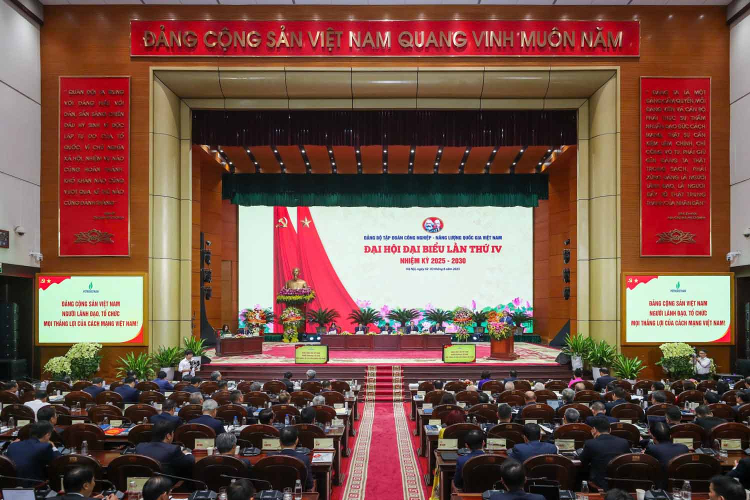 Dai hoi lan thu IV la ky dai hoi dau tien mang ten goi moi: Dang bo Tap doan Cong nghiep – Nang luong Quoc gia Viet Nam. Anh: Manh Chung.