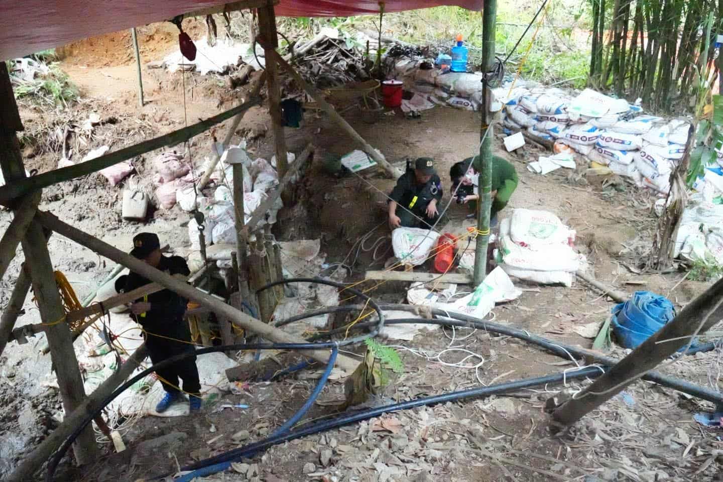 Hiện trường vụ khai thác quặng trái phép. Ảnh: Công an Tuyên Quang