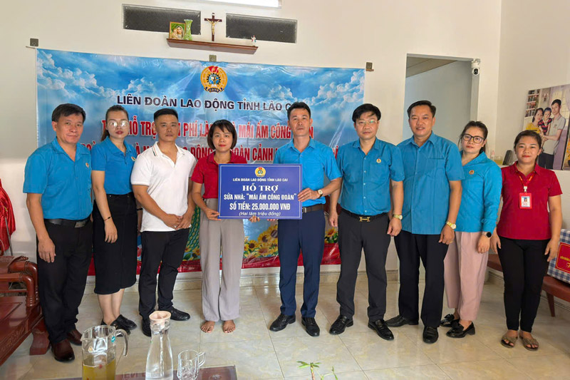 Lien doan Lao dong tinh Lao Cai trao kinh phi sua nha cho doan vien Hoang Thi Thuy. Anh: Tuan Hai