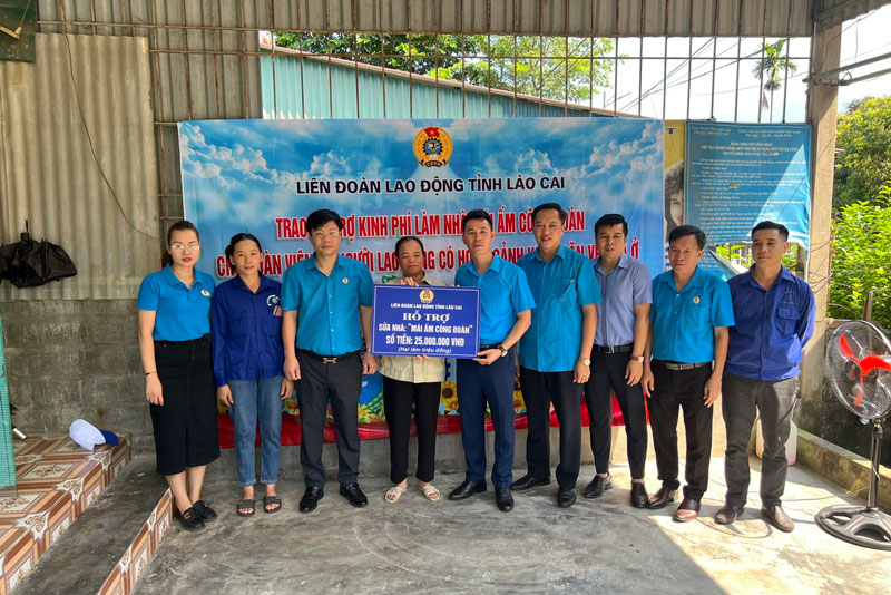 Trao kinh phi sua nha Mai am cong doan cho gia dinh chi Vu Thi Hue. Anh: Tuan Hai
