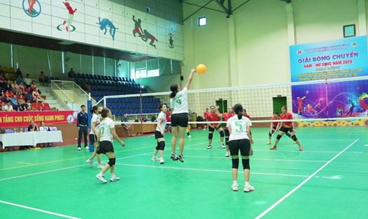 Các vận động viên nữ thi đấu môn bóng chuyền hơi. Ảnh: Cường Phạm