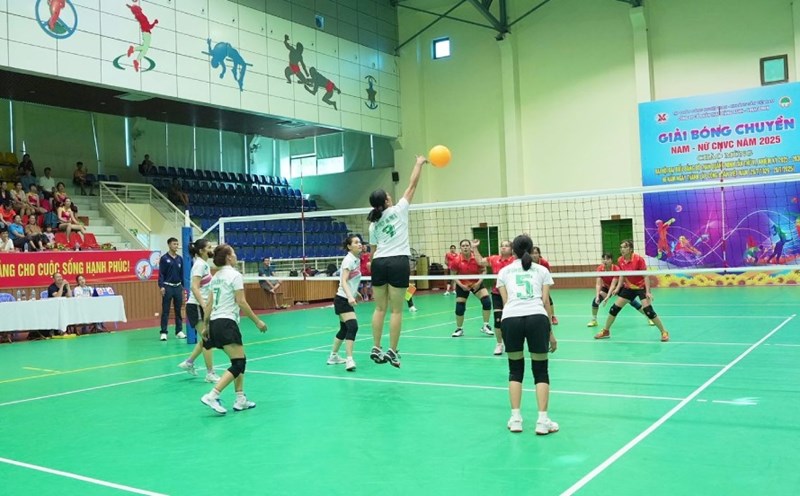 Female athletes compete in volleyball. Photo: Cuong Pham