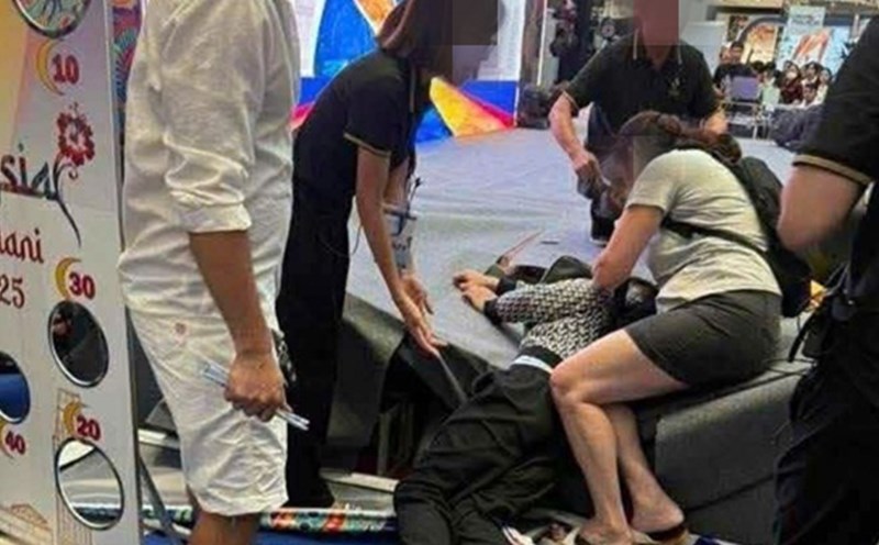 Scene of the incident where the man fell from the 4th floor of Aeon Mall Long Bien Shopping Center. Photo: Nguyen Phong