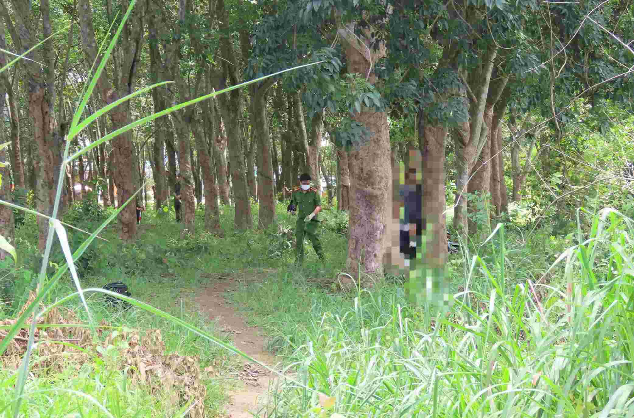 警察はシーンを調べて、ゴム製のバッチで亡くなった男性のケースを明確にしていることを調査しています。写真：Dinh Trong