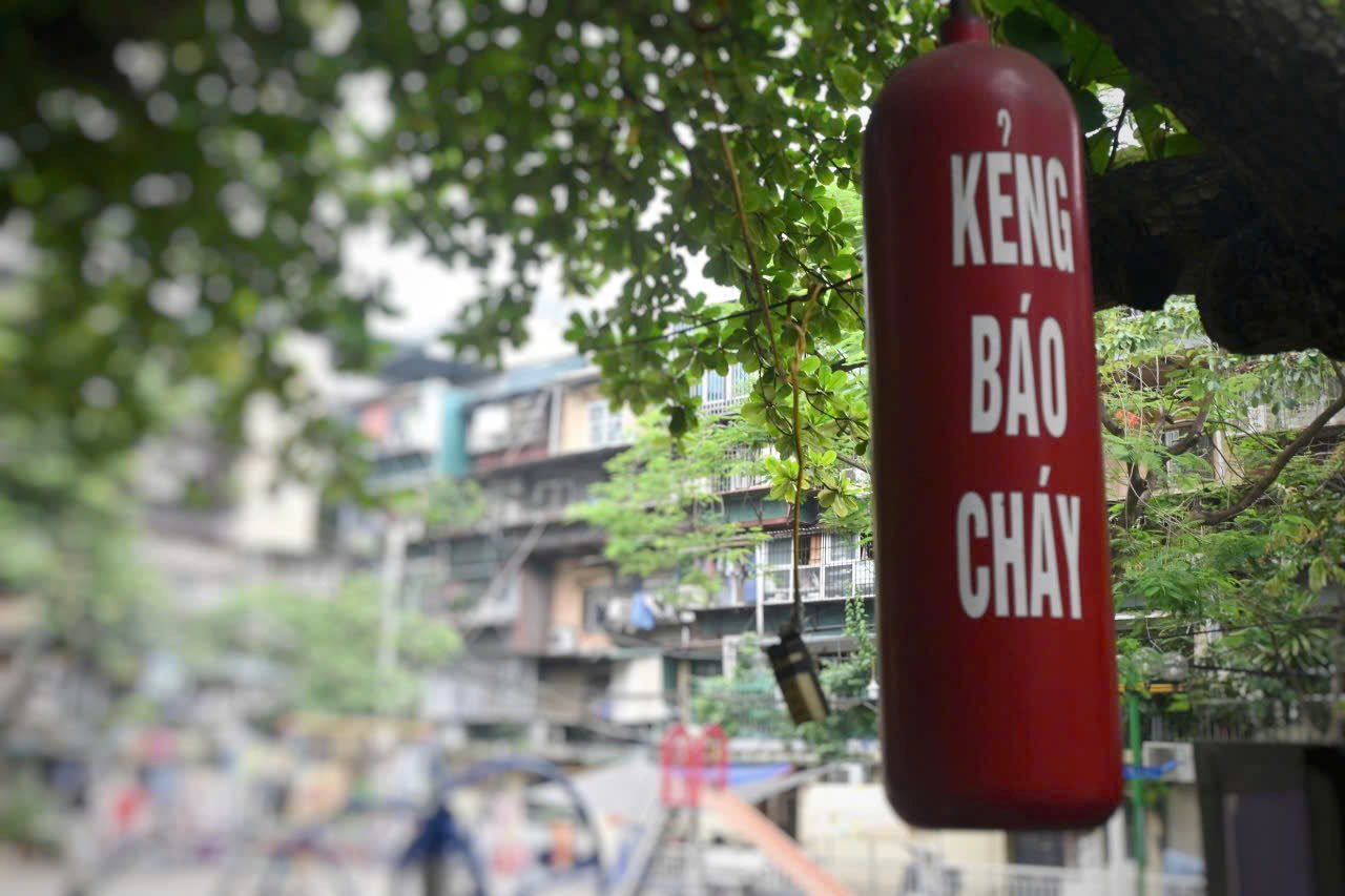 火災警報が鳴ると、近所の人々が一緒に行動し、「火の罠」から互いを救います。写真:タン・ニャン