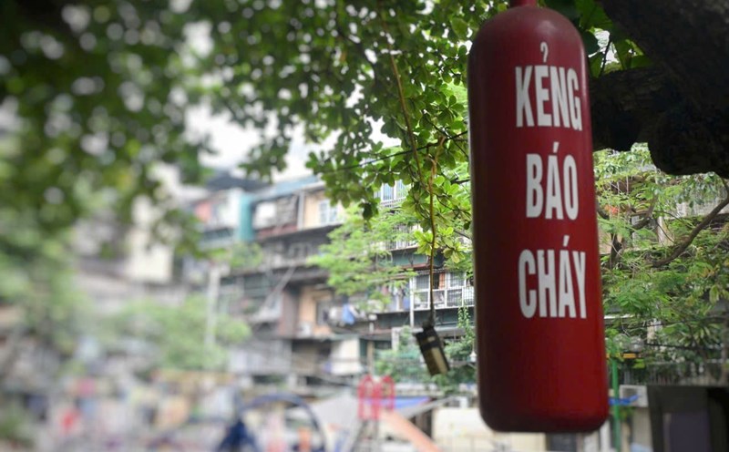 When the fire alarm sounded, people in the whole neighborhood took action together to save each other from the "fire trap". Photo: Thanh Nhan