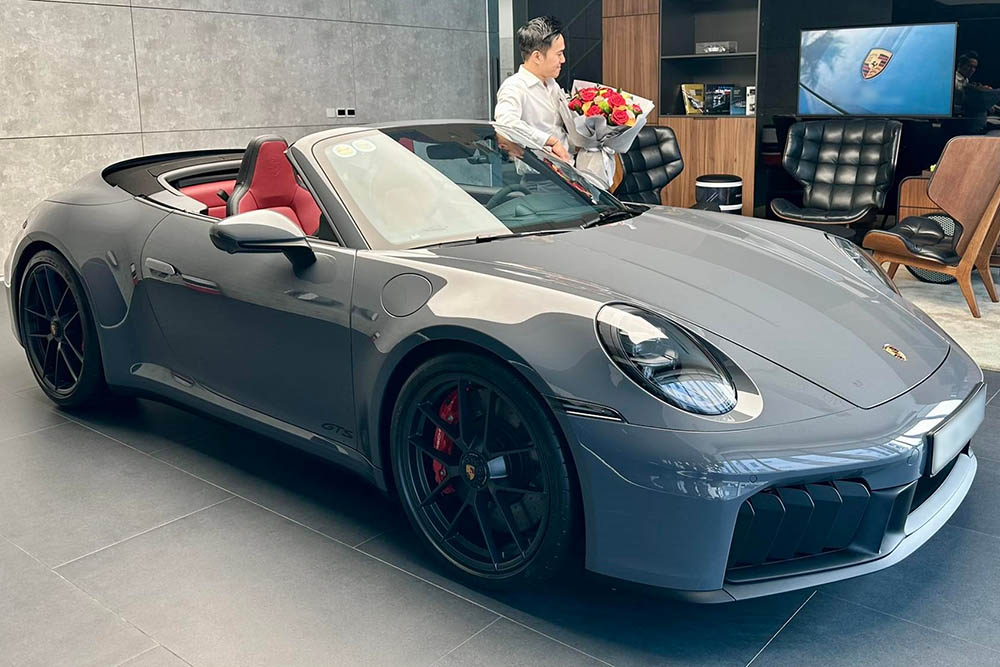 El primer Porsche 911 Carrera 4 GTS Cabriolet 2025 que utiliza un sistema de transmision hibrido esta oficialmente disponible en Vietnam. Foto: Liem Nguyen