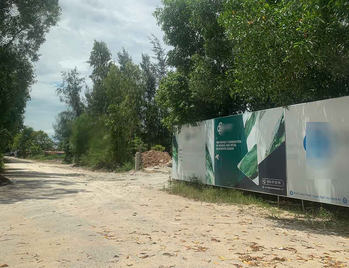 Khu đất tại Khu công nghiệp nhỏ Trường Thạch được UBND tỉnh Nghệ An chấp thuận đầu tư dự án xây dựng Nhà máy xốp Hưng Luận từ năm 2022, đến nay vẫn bỏ hoang. Ảnh: Quang Đại
