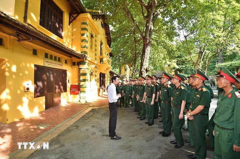 Can bo, chien sy thuoc cac luc luong tham gia Le dieu binh, dieu hanh ky niem 80 nam Cach mang thang Tam va Quoc khanh 2.9 tham quan Khu Di tich Chu tich Ho Chi Minh. Anh: TTXVN