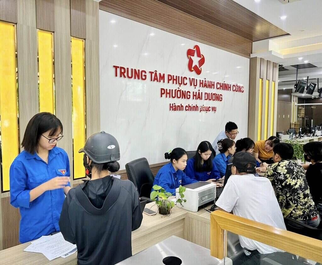 Doan vien thanh nien phuong Hai Duong (TP Hai Phong) ho tro nguoi dan thuc hien thu tuc hanh chinh tai Trung tam Hanh chinh cong phuong. Anh: Quoc Tung