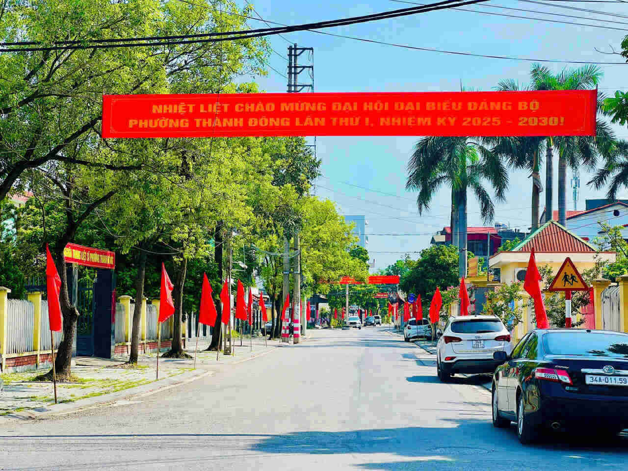 Co To quoc va khau hieu ruc ro tai cac tuyen pho phuong Thanh Dong (TP Hai Phong) chao mung Dai hoi Dang bo cac cap. Anh: Mai Huong
