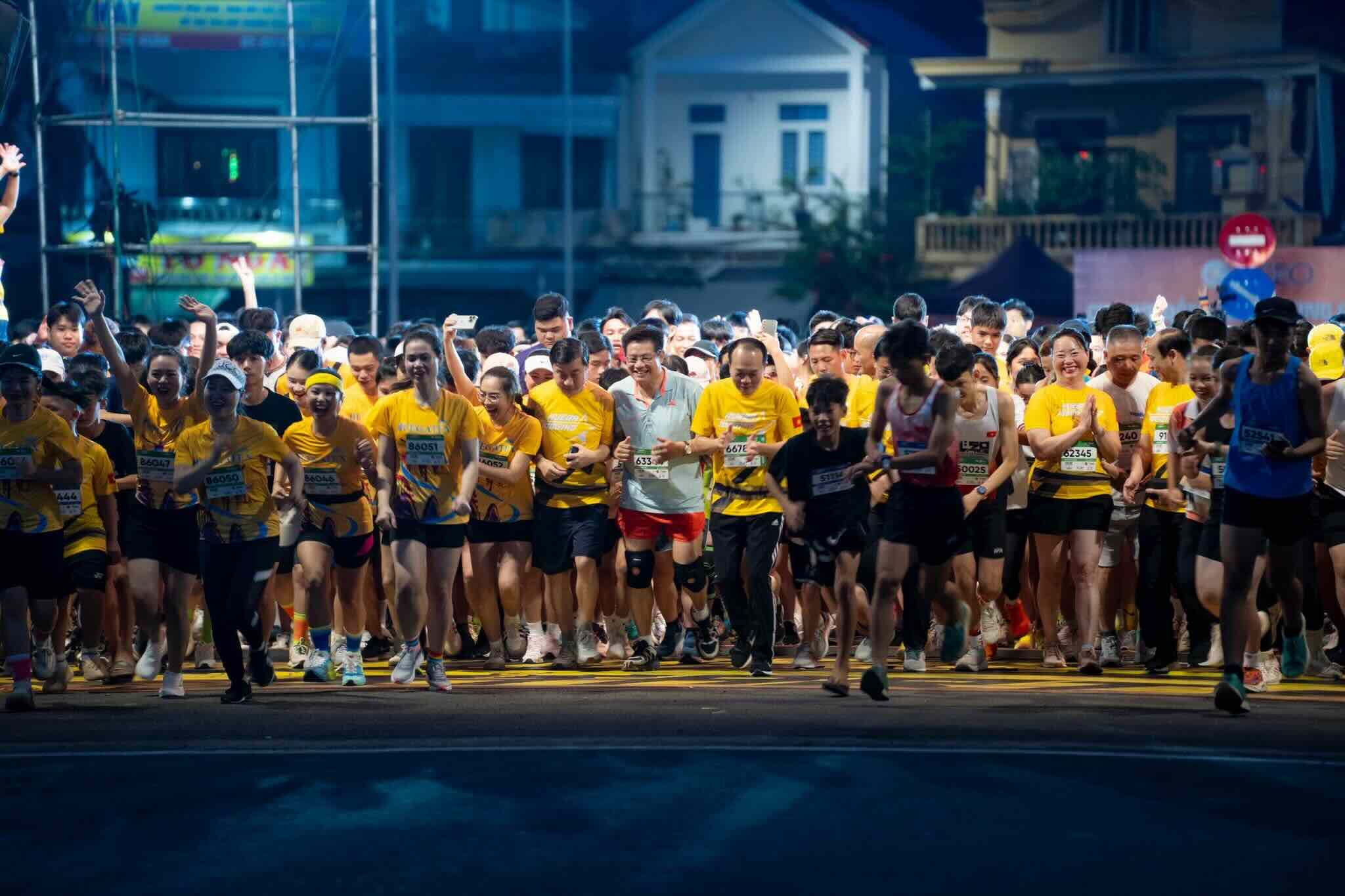 The 10km distance starts first at the south of Nguyen Hoang bridge. Photo: Dinh Hoang.