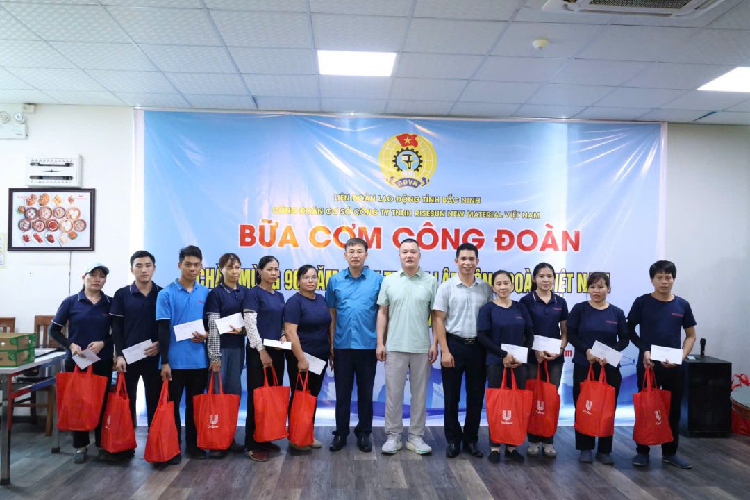 박닌성 노동총연맹 지도부가 노동조합 점심 식사 프로그램에서 조합원과 노동자에게 선물을 전달하고 있습니다. 사진: 찌엔