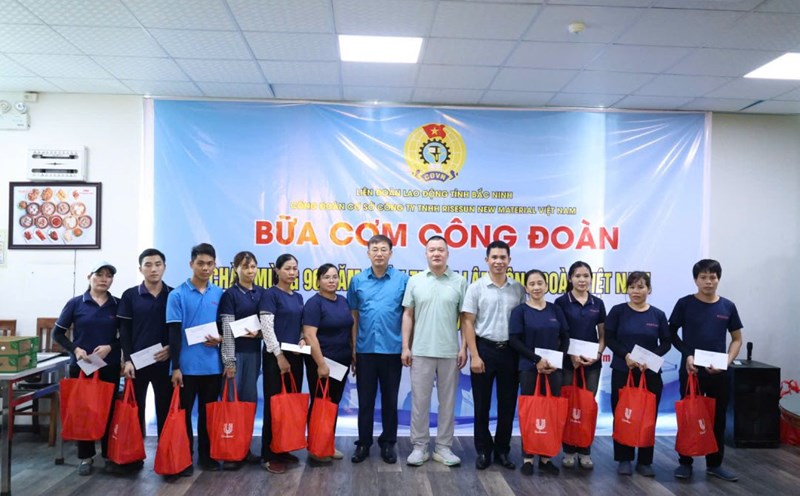 Leaders of the Bac Ninh Provincial Federation of Labor presented gifts to union members and workers at the union meal program. Photo: Quyet Chien