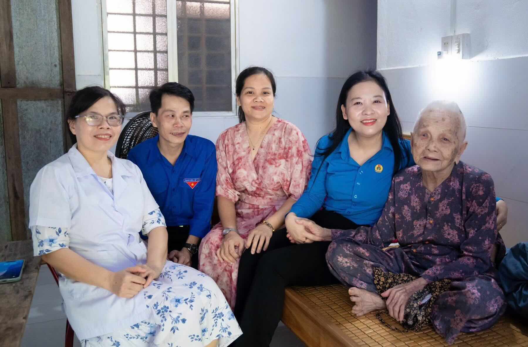 후에 섬유 의류 합자 회사 노동조합의 활동은 공로자를 대상으로 합니다. 사진: 후에 섬유 의류 합자 회사 노동조합